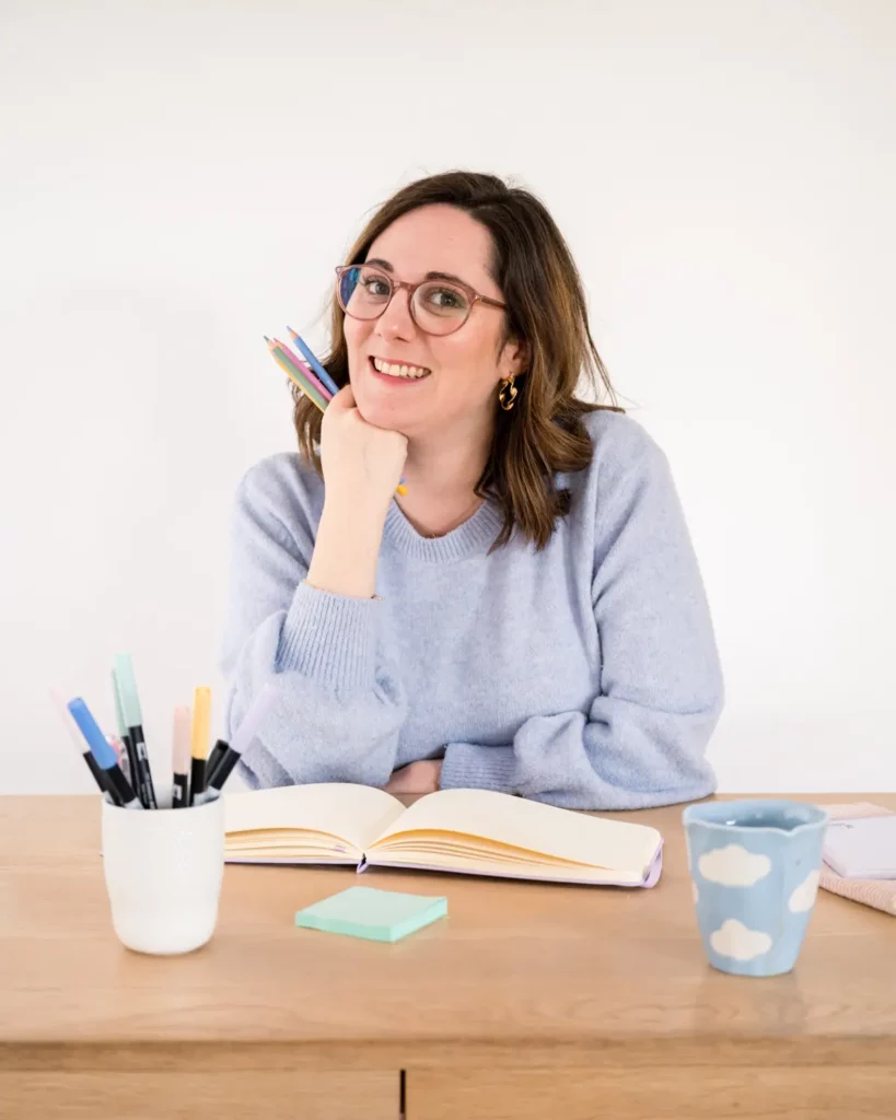 Julie Goudier, Illustratrice Freelance à Nantes, créant des illustrations colorées
