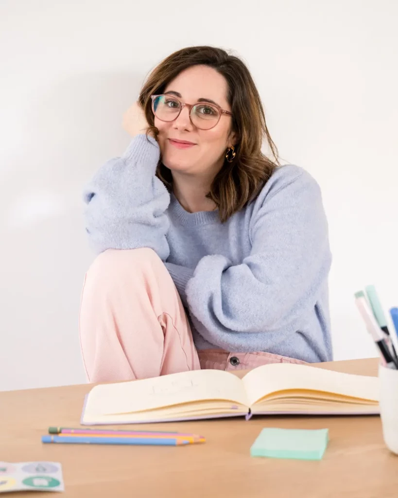 Julie Goudier, Illustratrice Freelance à Nantes, spécialisée dans les illustrations et pictogrammes soignés pour des entreprises locales.