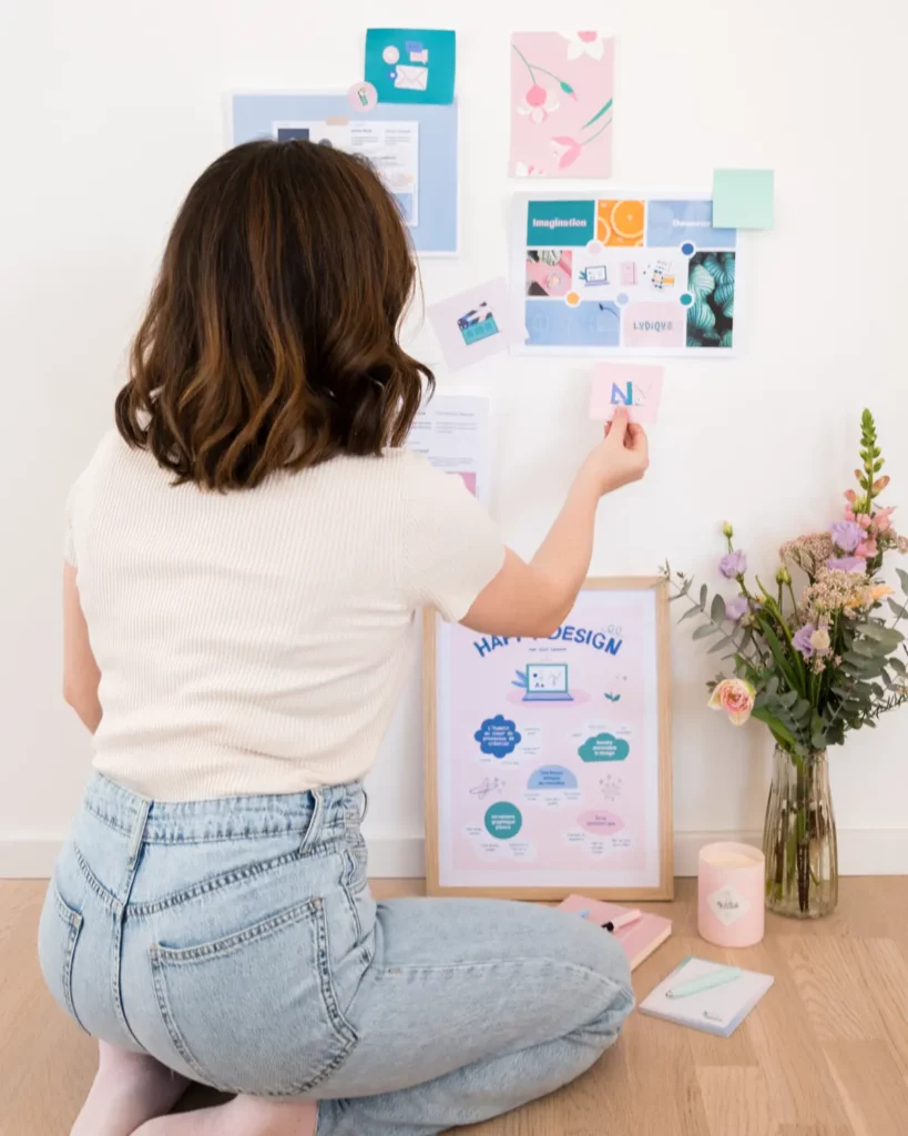 Julie Goudier, Designer de marque à Nantes, en plein processus de création de moodboard, planche d'inspiration pour la création d'identité visuelle et le design de marque