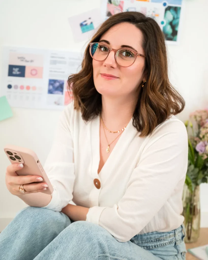 Julie Goudier, Brand designer, regarde ses réseaux sociaux sur son iphone