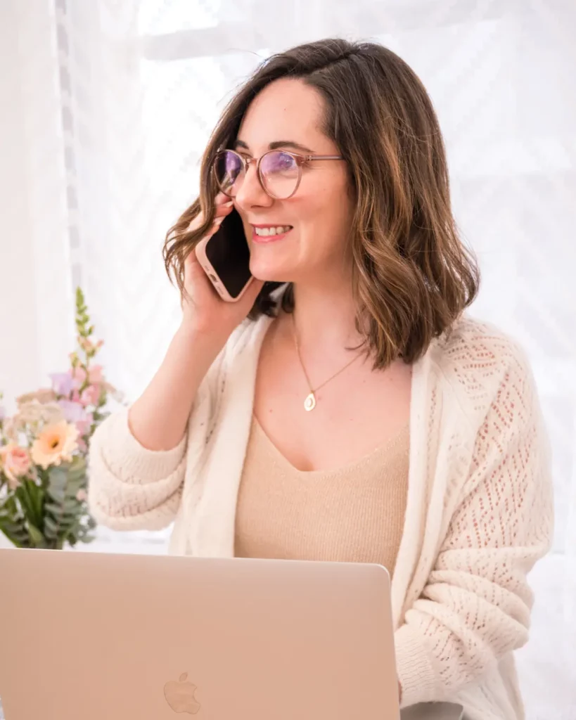 Julie Goudier, Brand designer à Nantes, au téléphone avec ses clients
