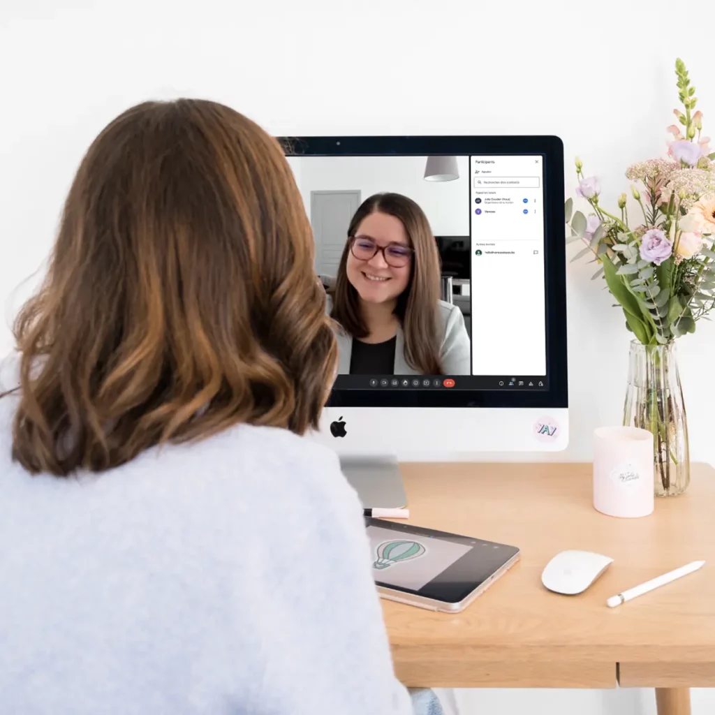 Julie goudier en réunion visio client lors d'un brief créatif avec Vanessa Lopes de Insta on the go